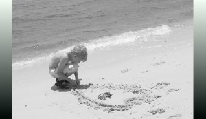 My son draws a heart to protect the beaches from the oil spill